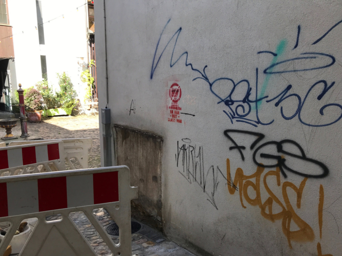 Die Stadt Aarau, die «Stadt der schönen Giebel» und ihr unbequemes, massives Problem mit radikalen Linksextremisten aus den Reihen der Juso der SP und der Antifa. Linksextremistische Schmierereien in der Stadt Aarau.