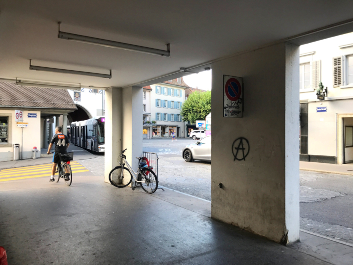 Die Stadt Aarau, die «Stadt der schönen Giebel» und ihr unbequemes, massives Problem mit radikalen Linksextremisten aus den Reihen der Juso der SP und der Antifa. Linksextremistische Schmierereien in der Stadt Aarau.