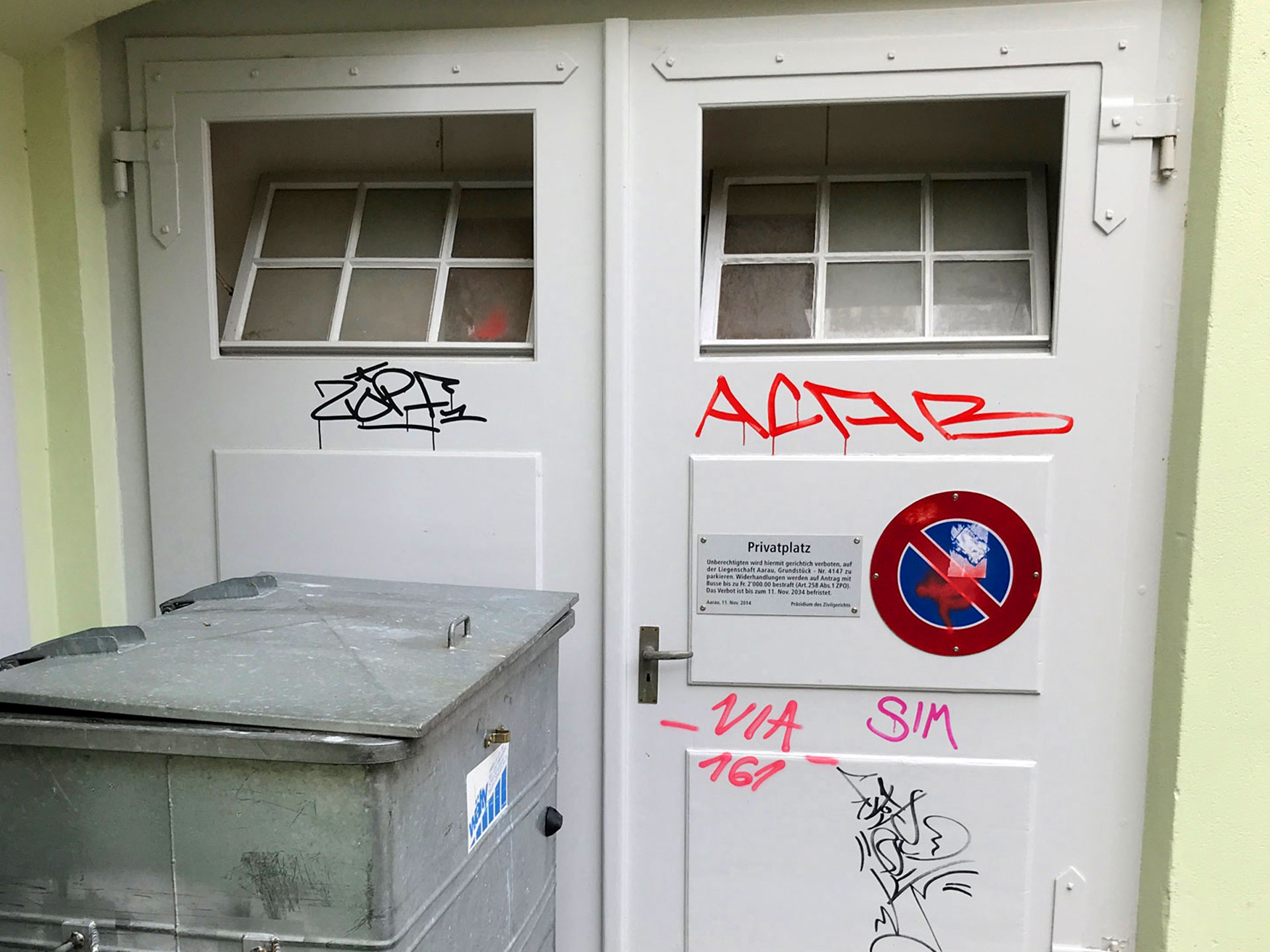 Die Stadt Aarau, die «Stadt der schönen Giebel» und ihr unbequemes, massives Problem mit radikalen Linksextremisten aus den Reihen der Juso, der SP und der Antifa. Linksextremistische Schmierereien in der Stadt Aarau.